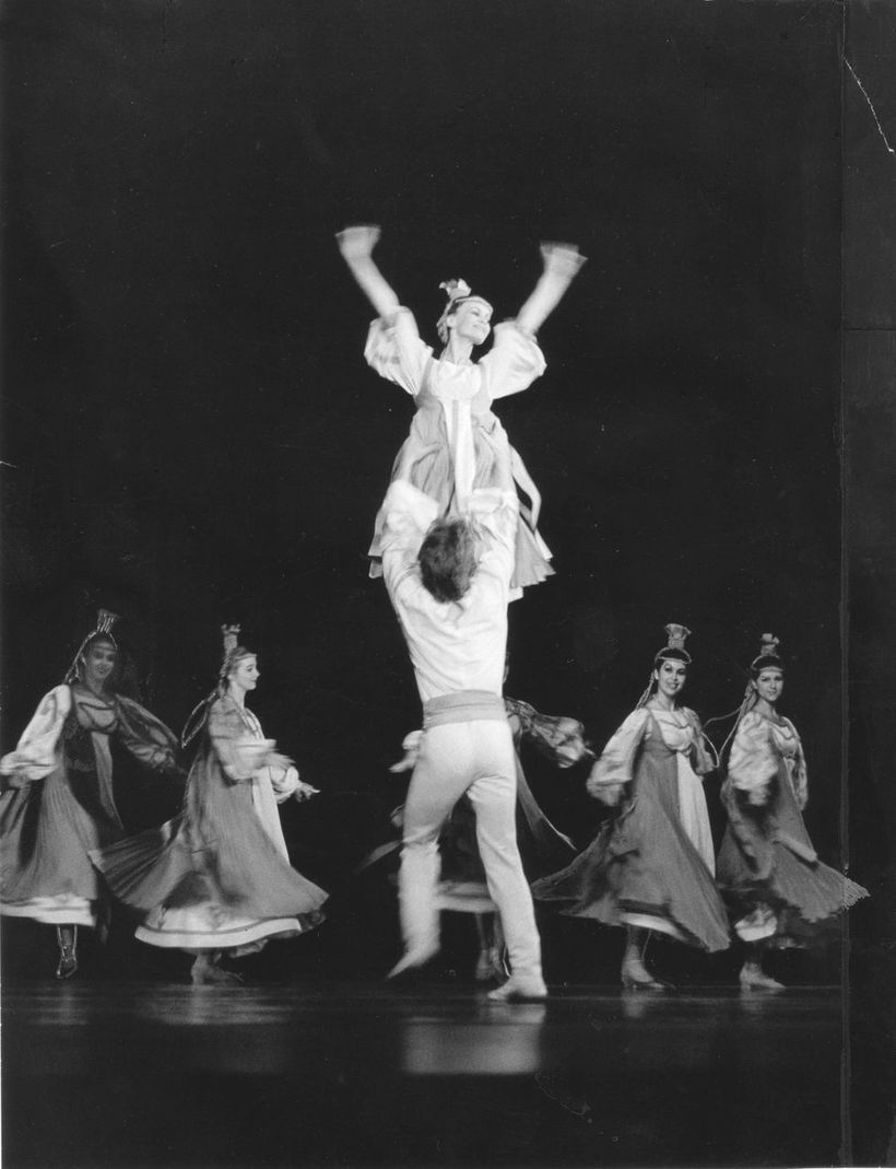 Slovanské tance (ČSSPT, 1984, L. Dercsenyi první zprava). Foto: Soukr. archiv. L.D.
